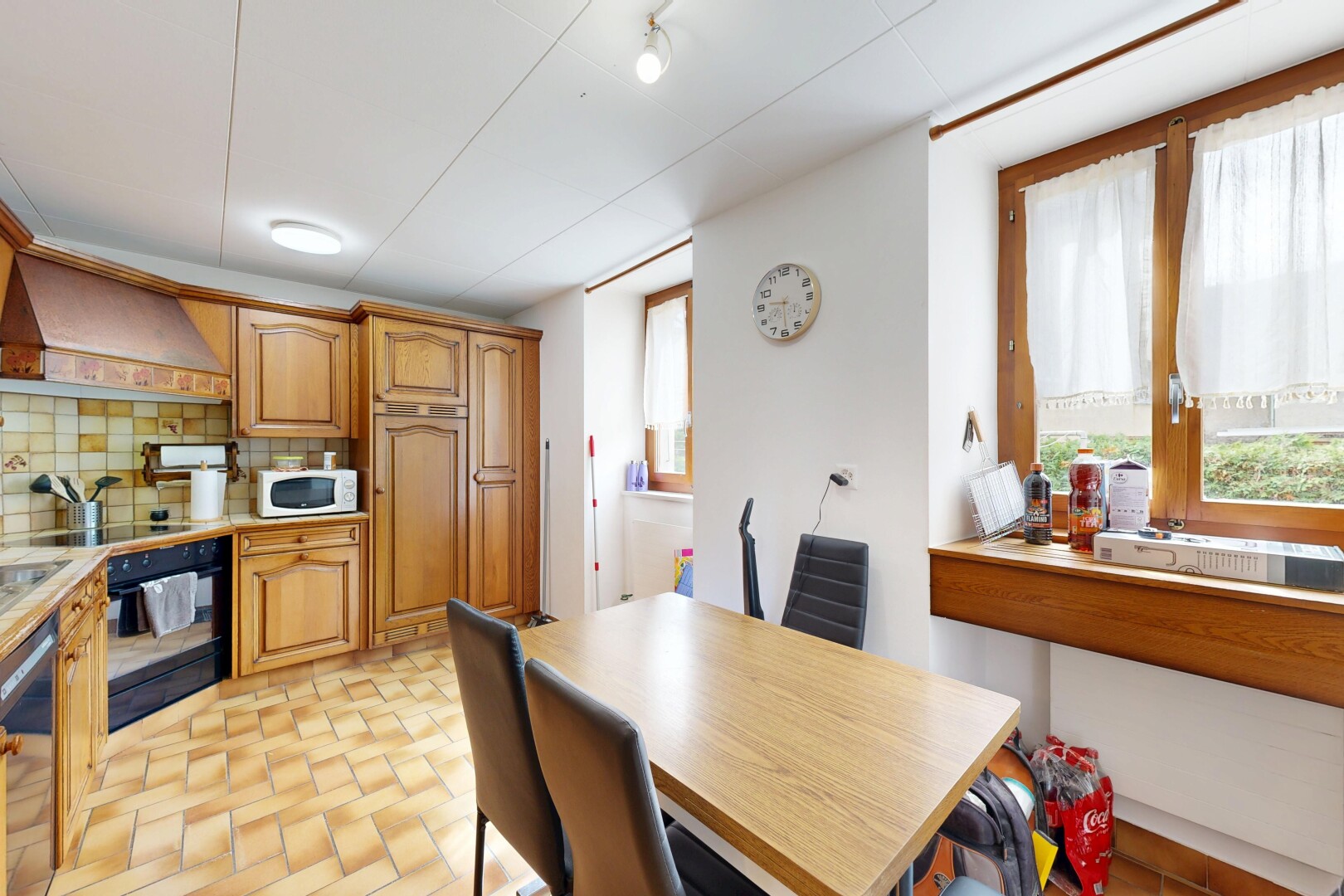 cuisine avec armoires en arc, arched cabinets, plans de travail, light countertops, et four