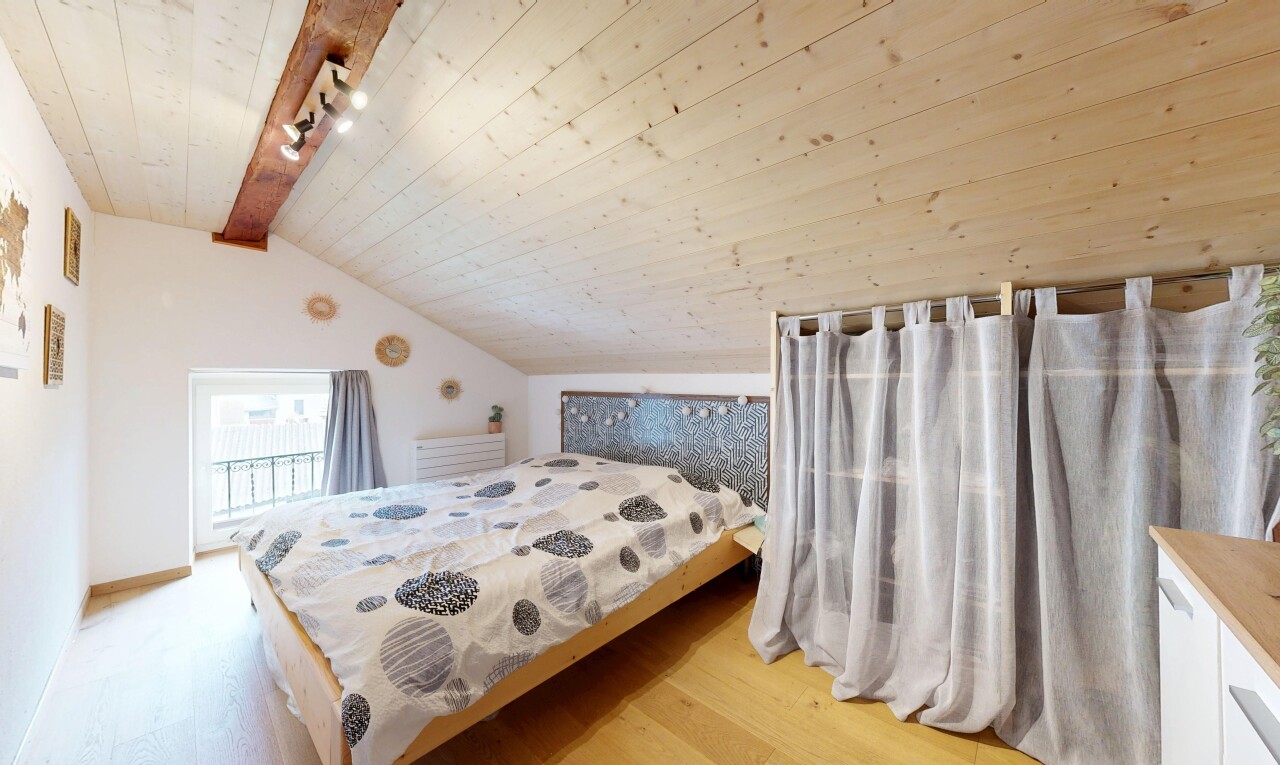 chambre avec track lighting, éclairage sur rail, beamed ceiling, plafond à poutres, et wood ceiling