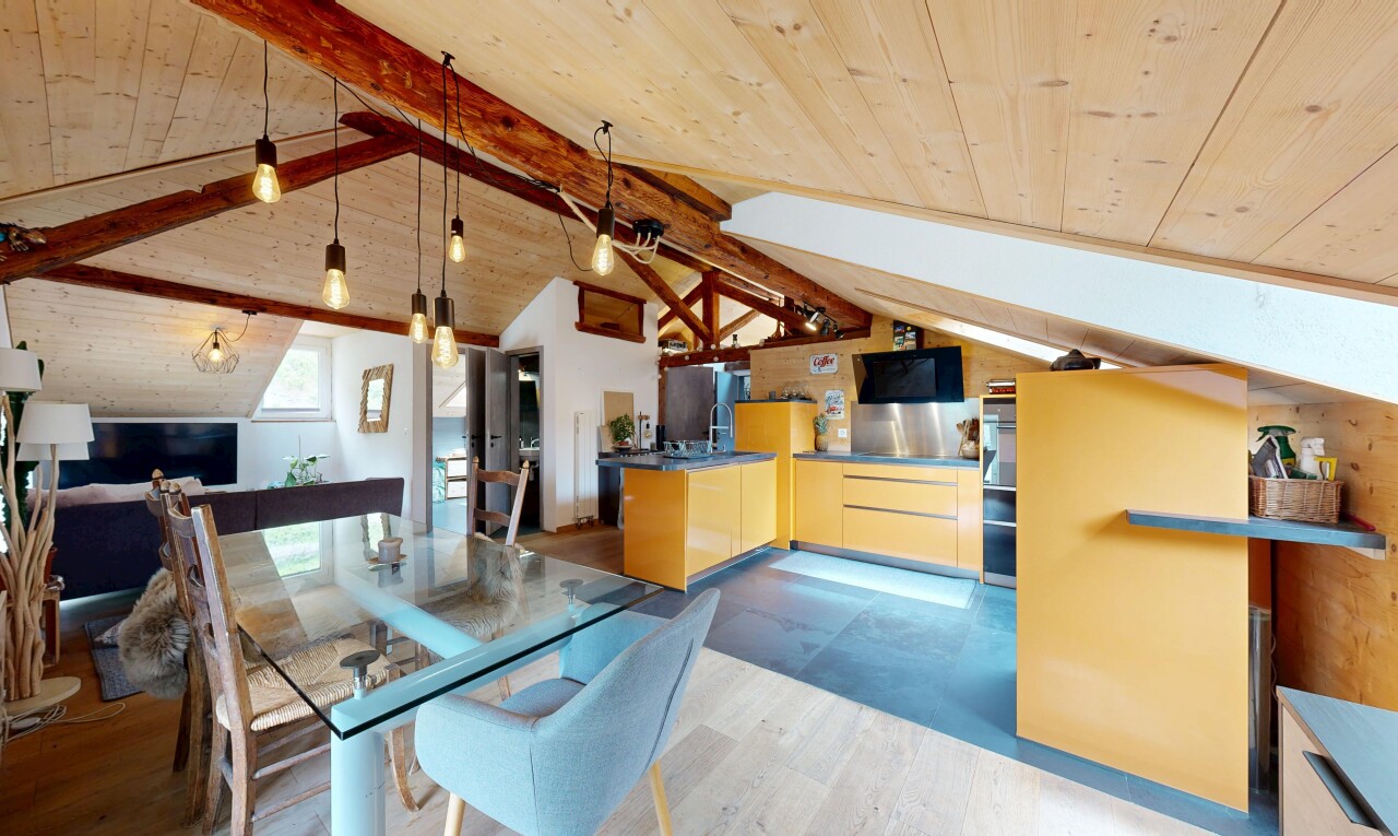 salle à manger avec plafond en bois, wood ceiling, inside property, plafond à poutres, et beamed ceiling