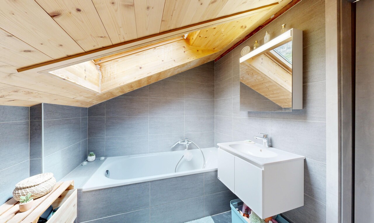 salle de bains avec mur en carrelage, tile wall, lavabo (ou coiffeuse selon le contexte), salle de bain complète, et bain