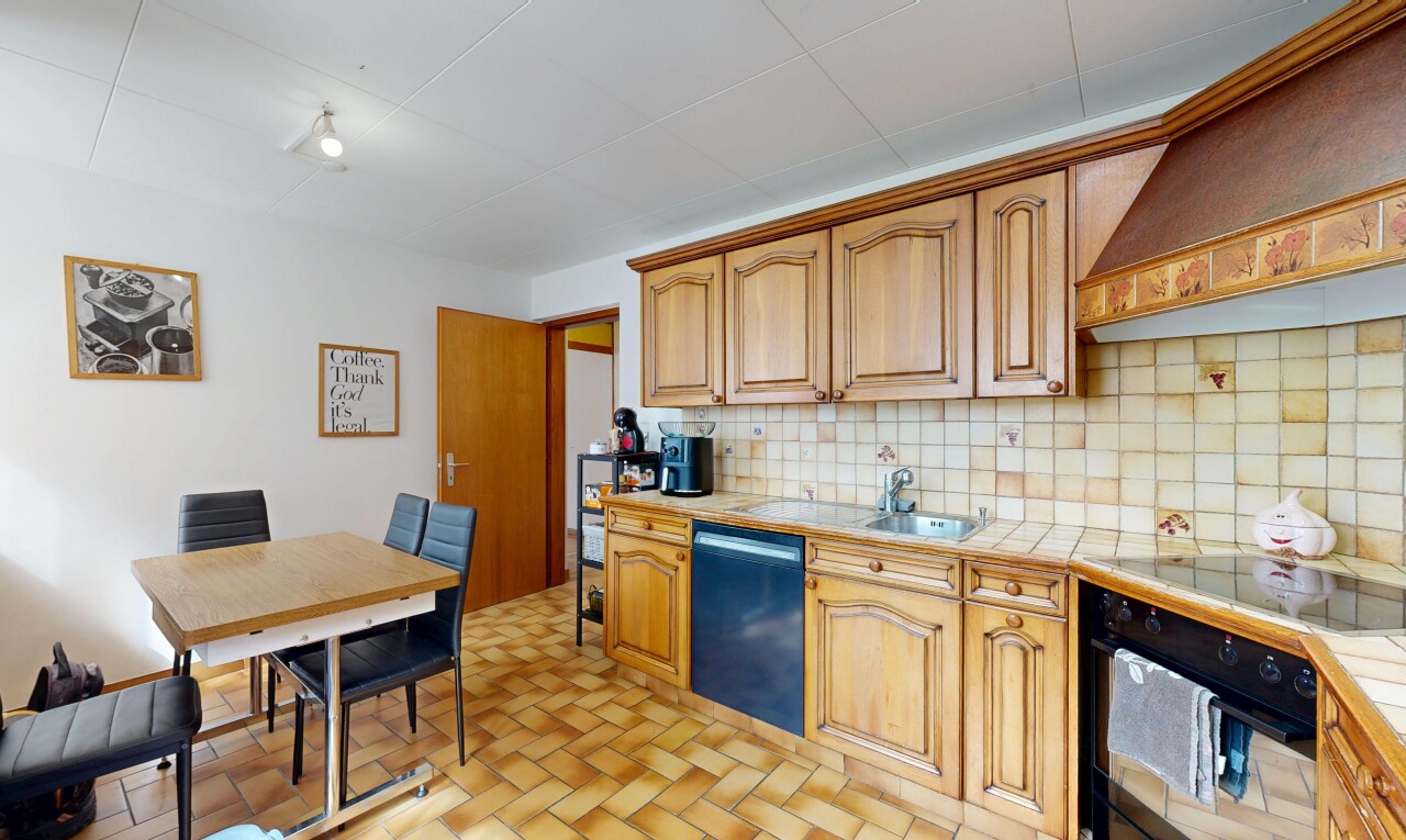 cuisine avec arched cabinets, armoires en arc, light countertops, wood edge countertops, et four