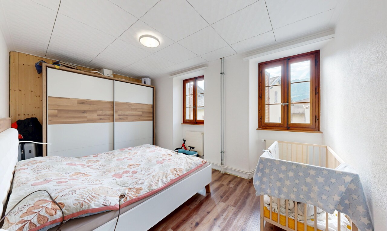 chambre avec lumière naturelle, natural light, sol en finition bois, wood finish floor, et inside property
