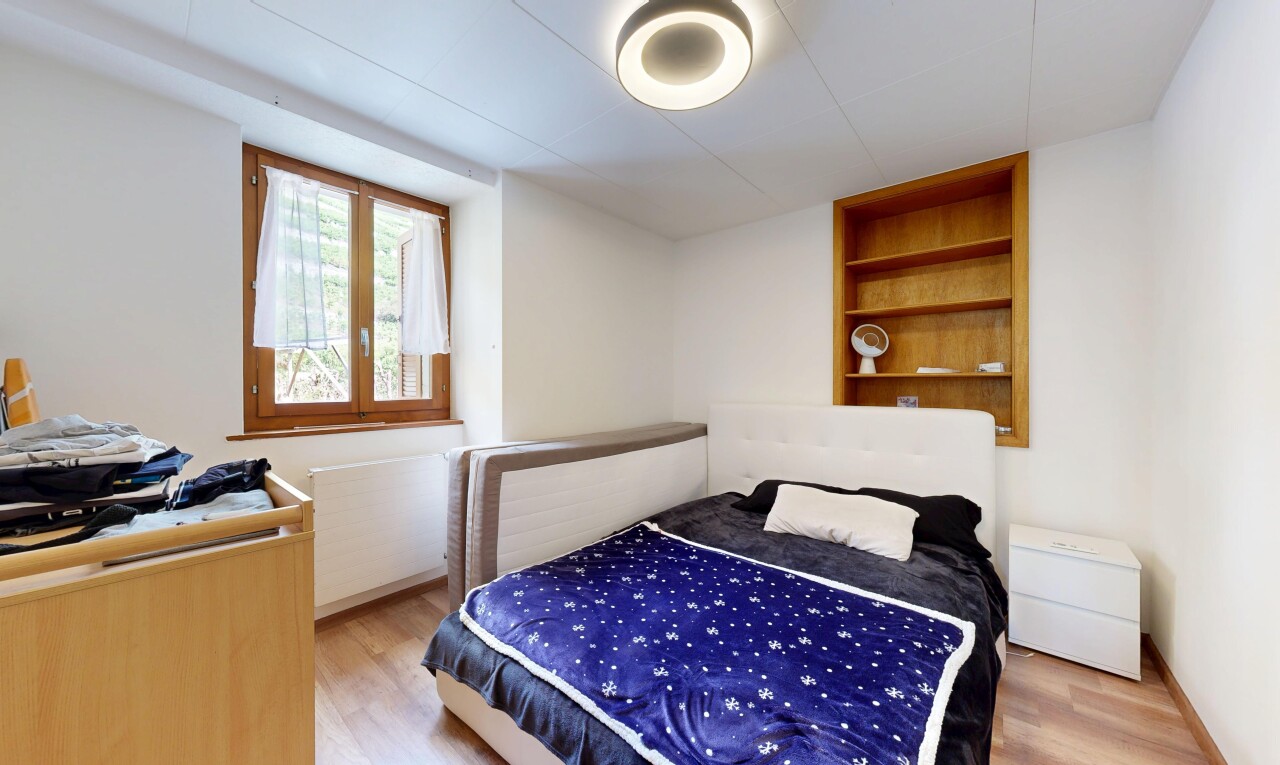 chambre avec drywall, cloison sèche, natural light, lumière naturelle, et wood finish floor