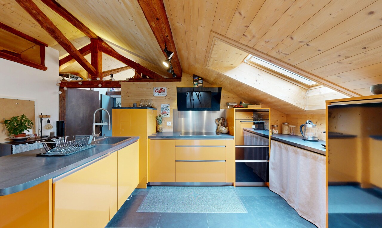 cuisine avec plafond en bois, wood ceiling, évier, inside property, et plafond voûté