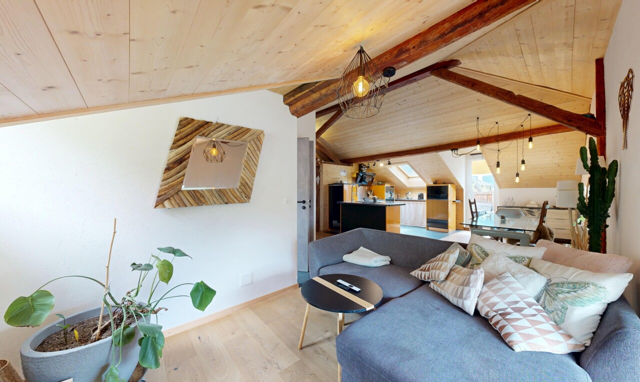 salon avec sol en finition bois, wood finish floor, inside property, plafond en bois, et wood ceiling