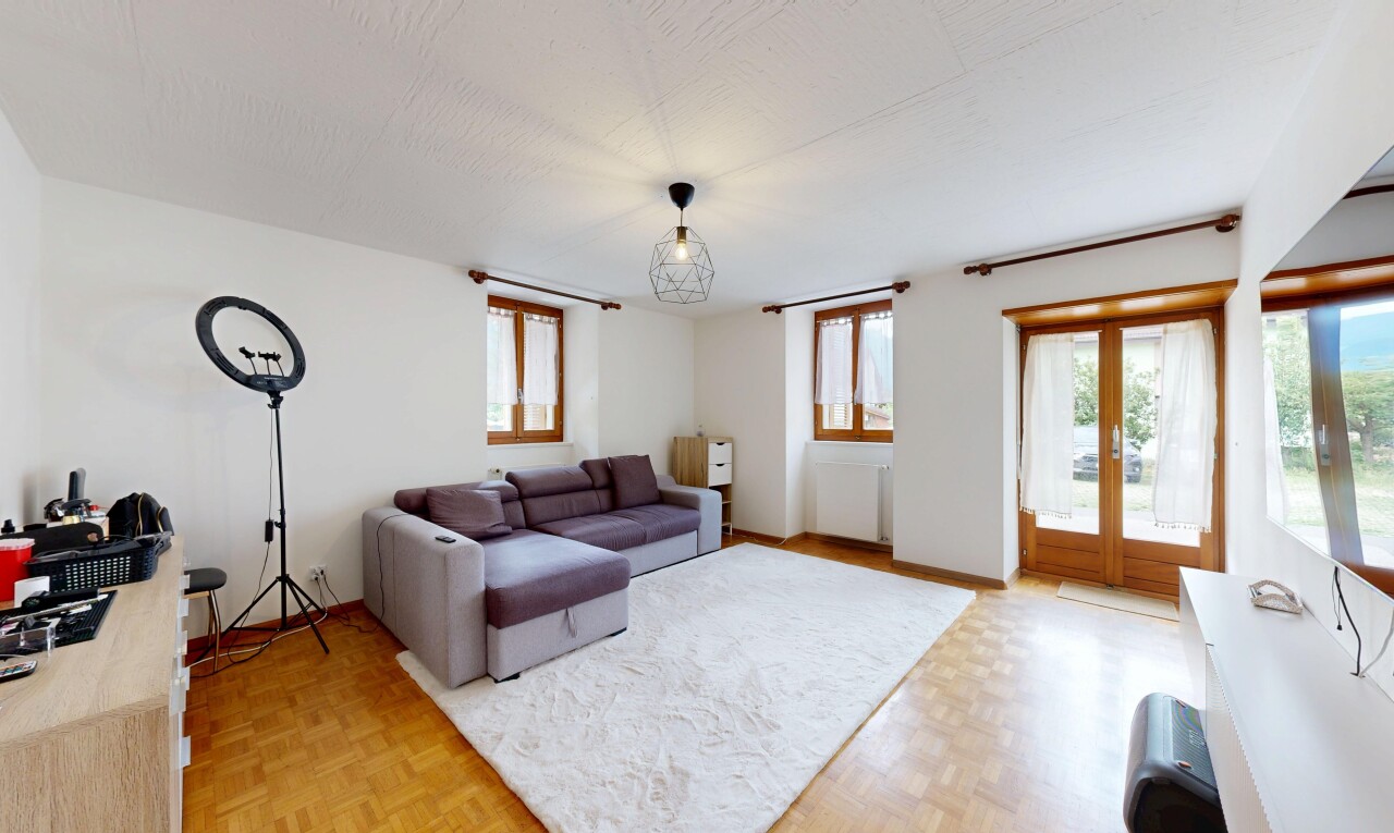 salon avec inside property, parquet floor, drywall, cloison sèche, et wood finish floor