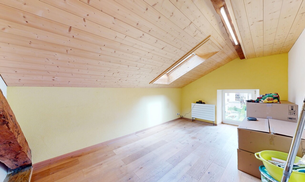 pièce vide avec puits de lumière, plafond voûté, vaulted ceiling, plafond en bois, et wood ceiling
