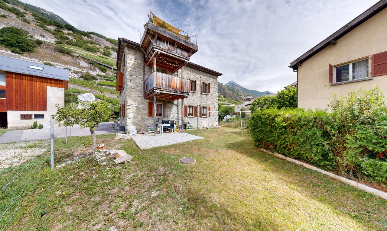 façade avec terrasse, mountain view, vue sur la montagne, bardage en pierre, et pelouse
