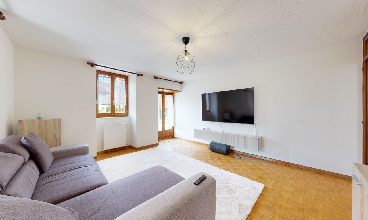 salon avec parquet floor, drywall, cloison sèche, inside property, et wood finish floor