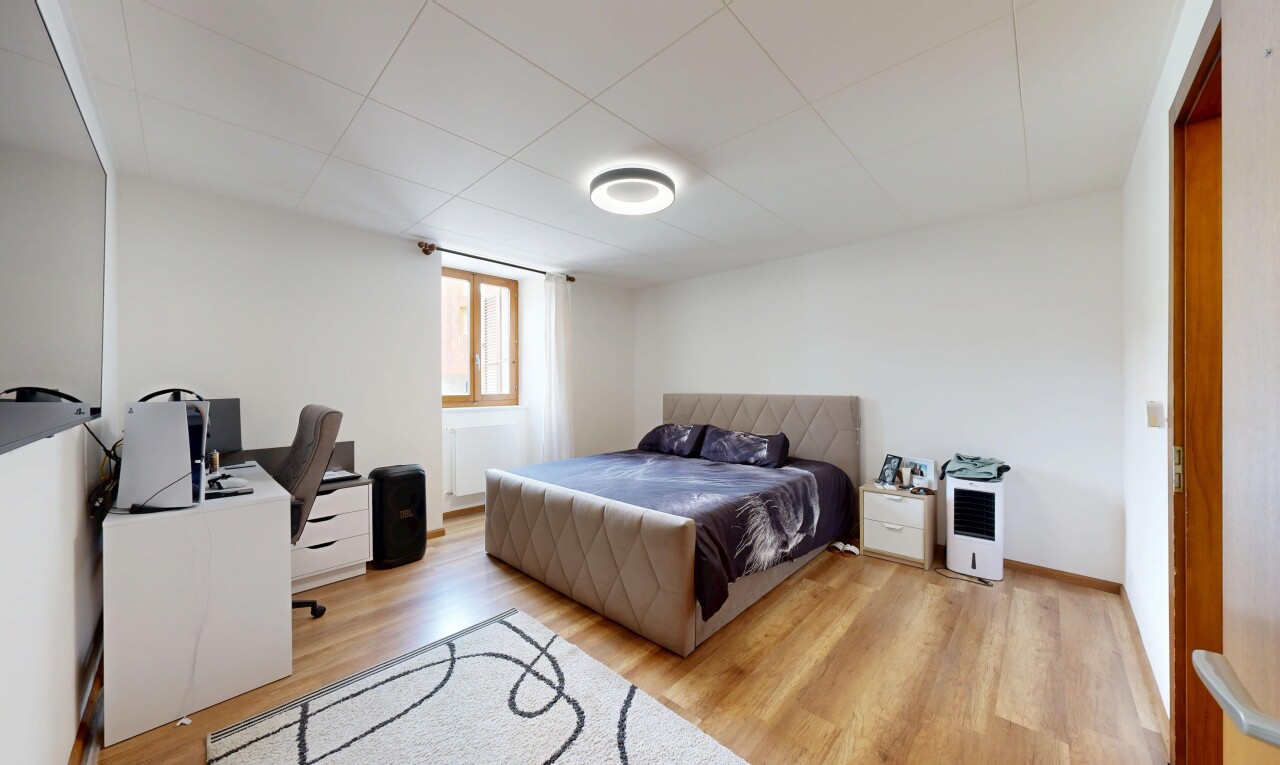chambre avec sol en finition bois, wood finish floor, cloison sèche, drywall, et lumière naturelle