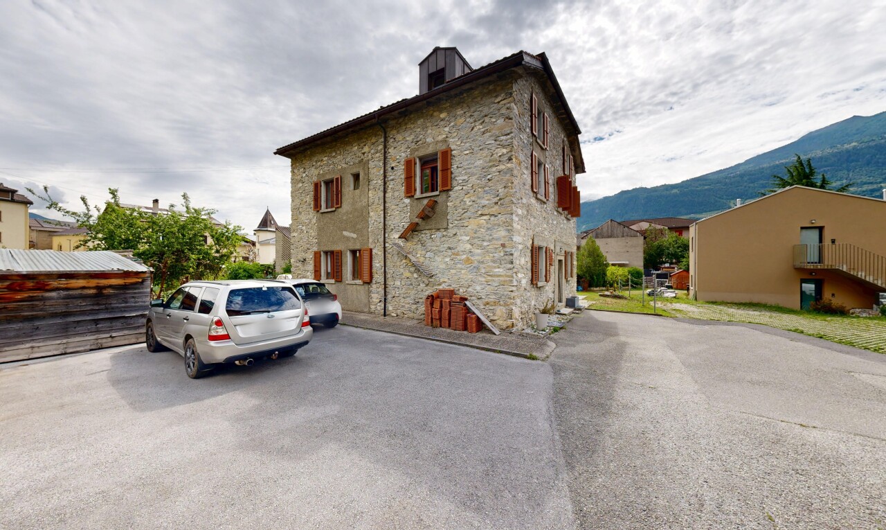 façade avec bardage en pierre, overcast, vue résidentielle, residential view, et vue sur la montagne