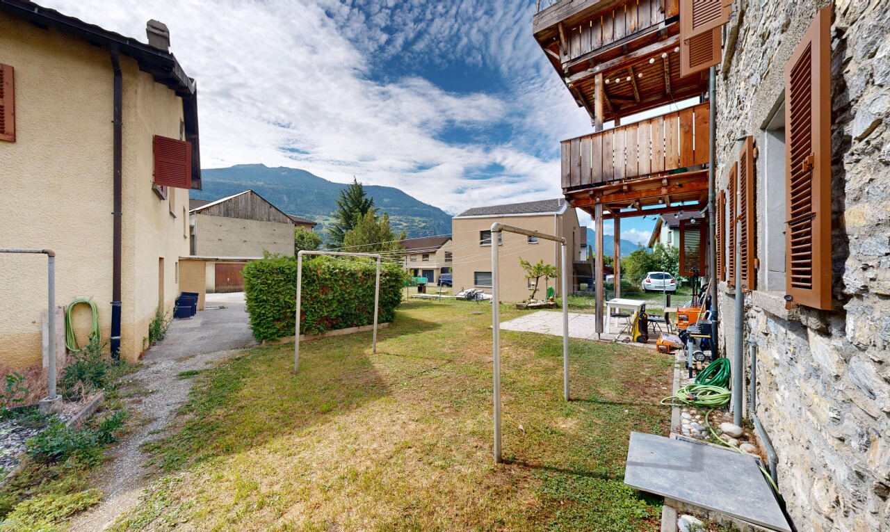 jardin avec pelouse, day time, mountain view, vue sur la montagne, et terrasse