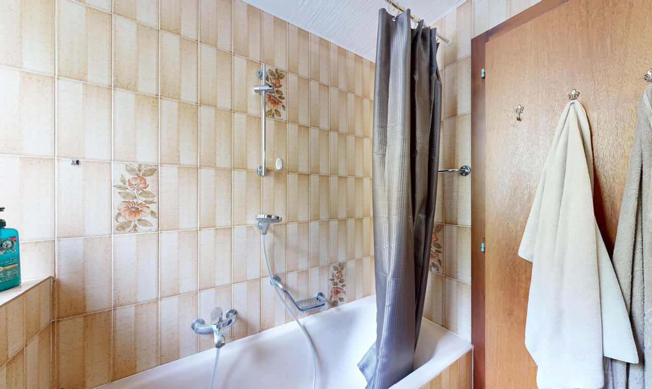 salle de bains avec douche-bain combinés et salle de bain complète