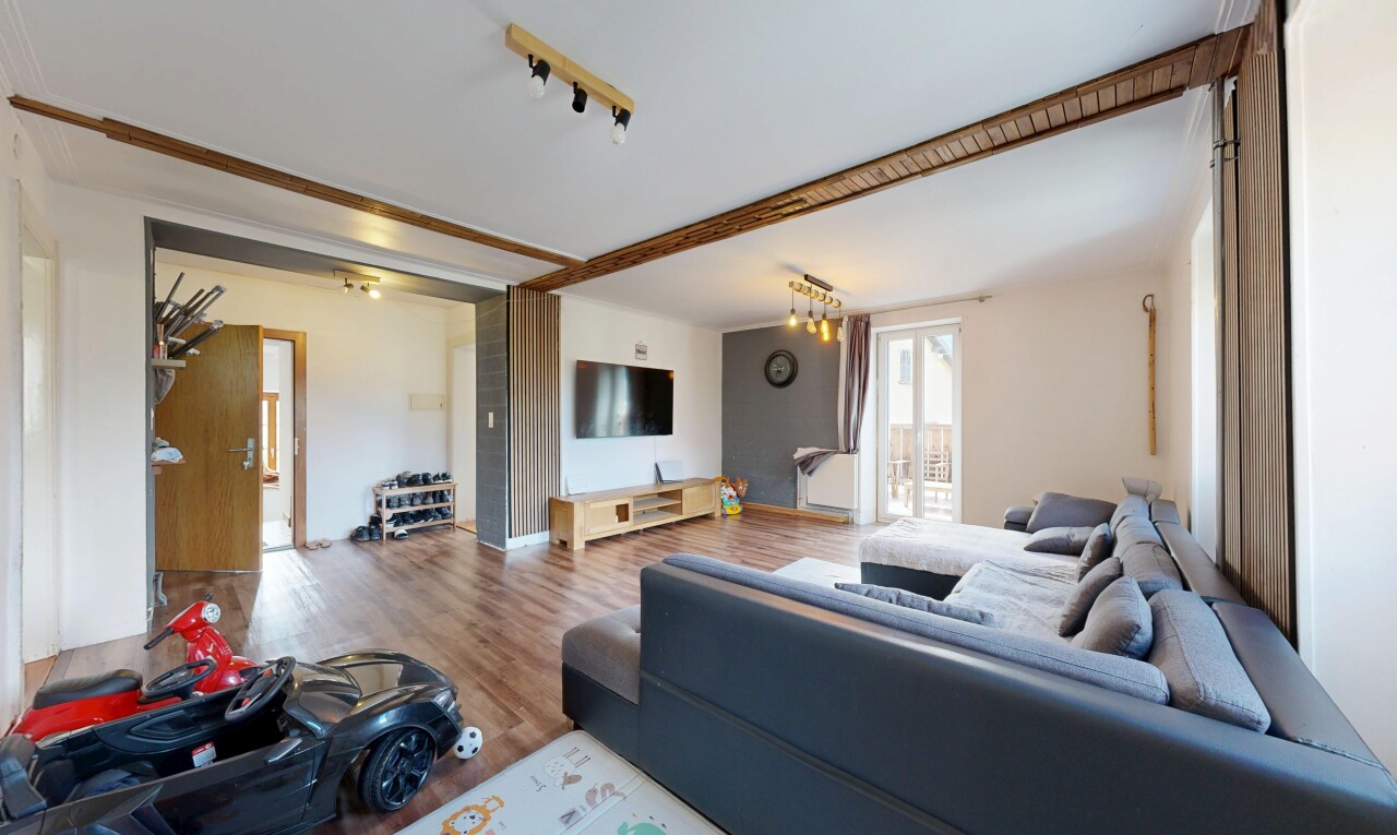 salon avec cloison sèche, drywall, sol en finition bois, wood finish floor, et inside property
