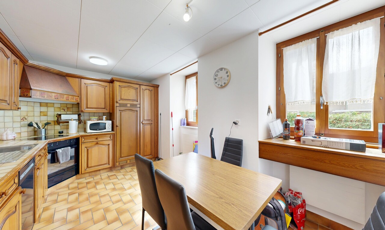 cuisine avec armoires en arc, arched cabinets, plans de travail, light countertops, et four