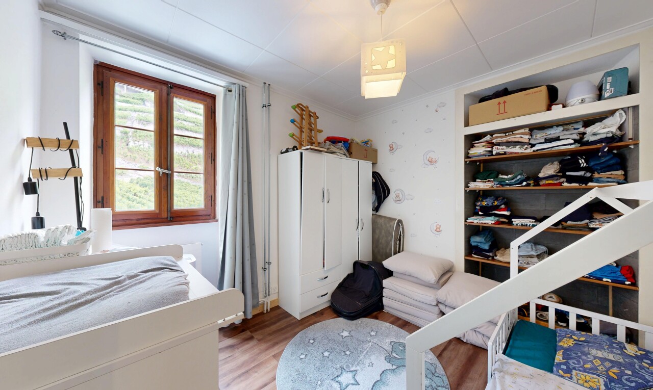chambre avec sol en finition bois, wood finish floor, inside property, lumière naturelle, et natural light