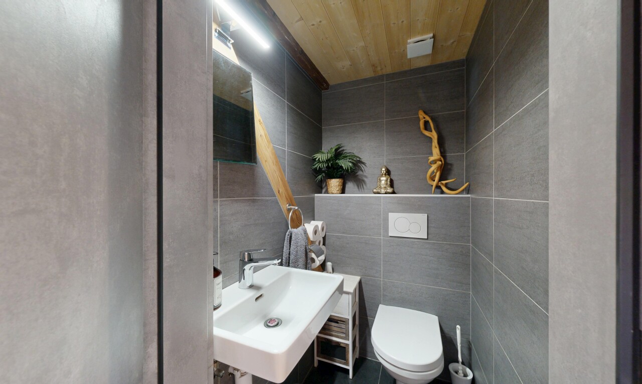 salle de bains avec miroir, tile wall, mur en carrelage, wood ceiling, et plafond en bois