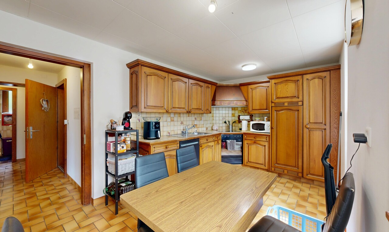 cuisine avec light floor, armoires en arc, arched cabinets, wood edge countertops, et inside property