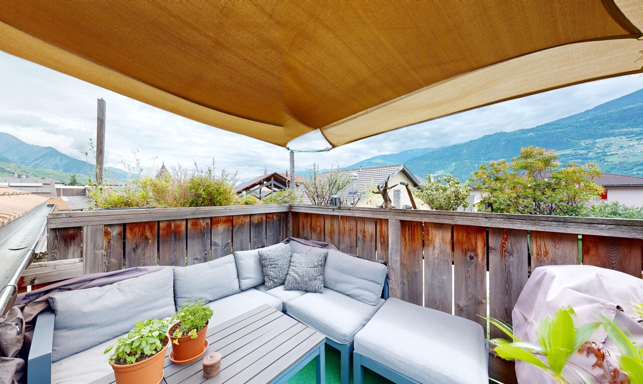 terrasse avec mountain view, vue sur la montagne, espace de vie extérieur, gril, et from property