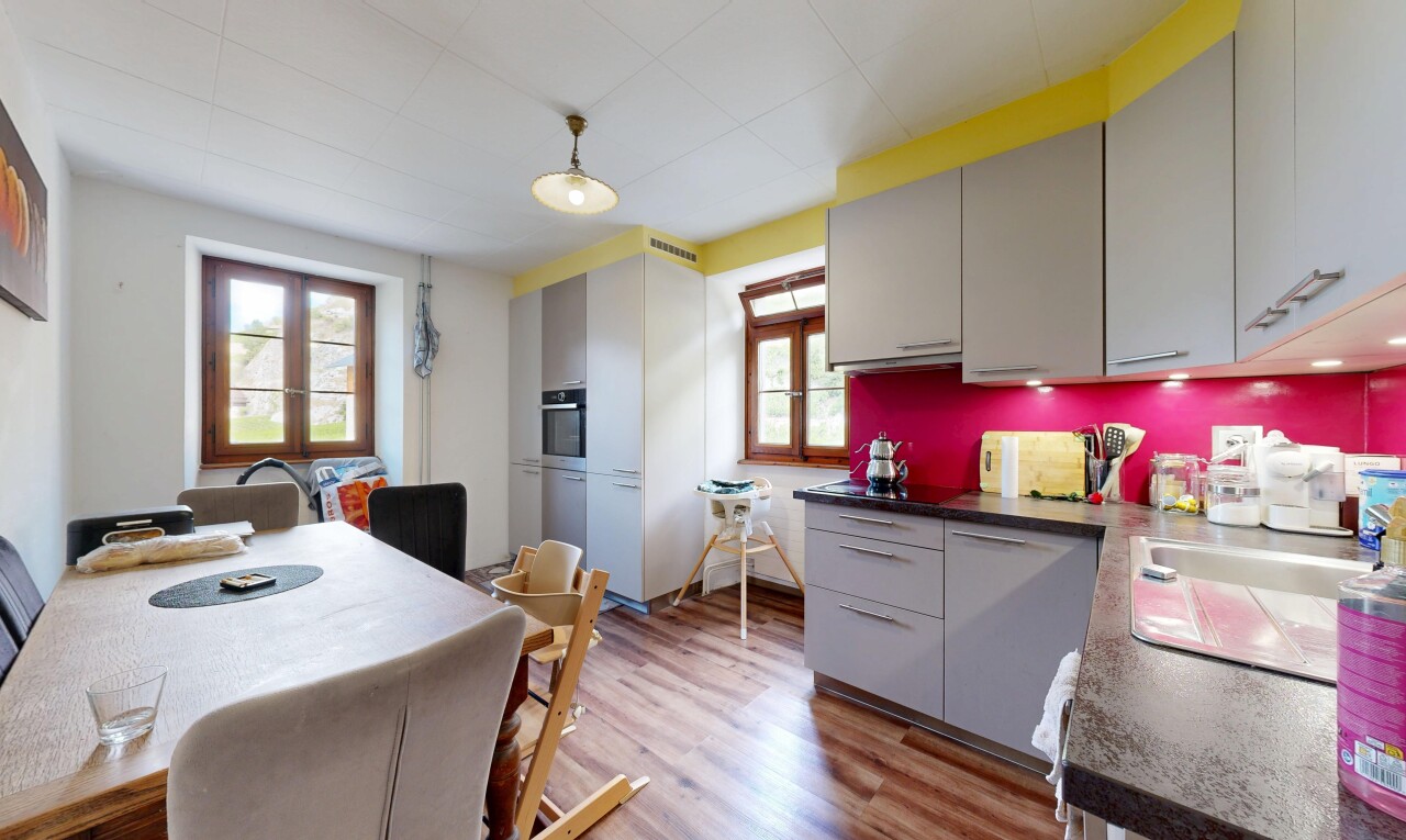 cuisine avec inside property, sol en finition bois, wood finish floor, lumière naturelle, et natural light