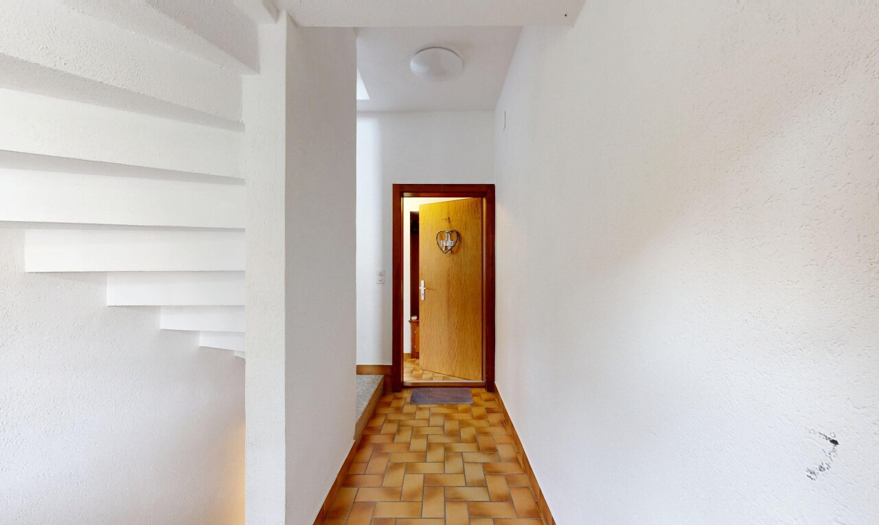 couloir avec cloison sèche, drywall, inside property, plinthes murales, et baseboards wall