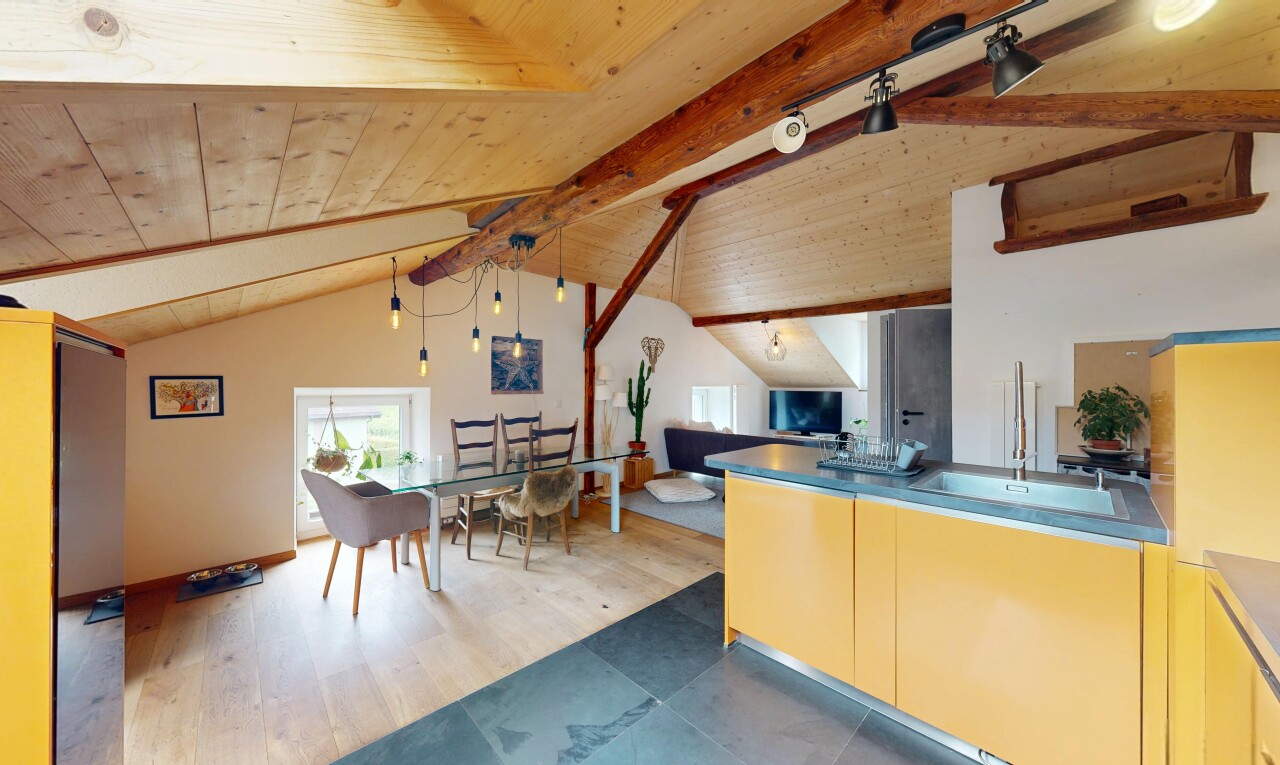 cuisine avec évier, beamed ceiling, plafond à poutres, inside property, et natural light