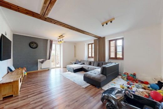 salon avec drywall, cloison sèche, wood finish floor, sol en finition bois, et télévision