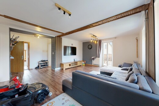 salon avec cloison sèche, drywall, sol en finition bois, wood finish floor, et inside property