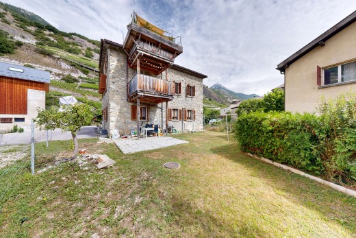 façade avec terrasse, mountain view, vue sur la montagne, bardage en pierre, et pelouse