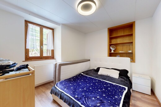 chambre avec drywall, cloison sèche, natural light, lumière naturelle, et wood finish floor