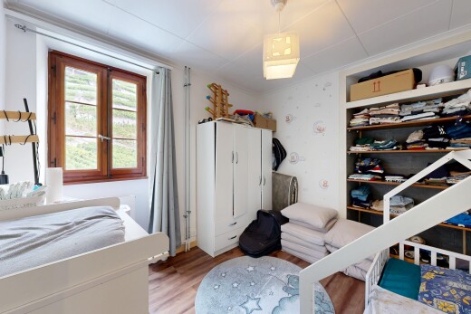 chambre avec sol en finition bois, wood finish floor, inside property, lumière naturelle, et natural light