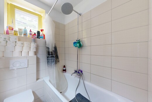 salle de bains avec salle de bain complète, douche-bain combinés, et inside property