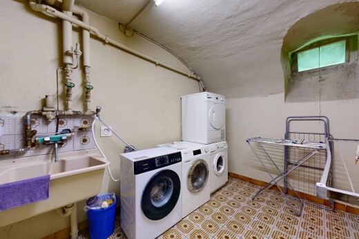 buanderie avec évier, inside property, lave-linge et sèche-linge superposés, drywall, et cloison sèche