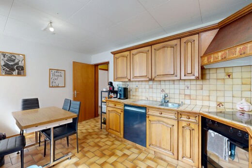 cuisine avec arched cabinets, armoires en arc, light countertops, wood edge countertops, et four