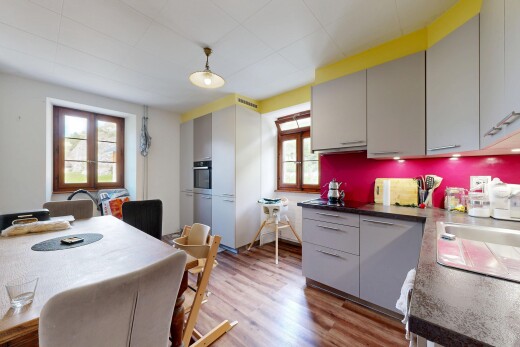 cuisine avec inside property, sol en finition bois, wood finish floor, lumière naturelle, et natural light