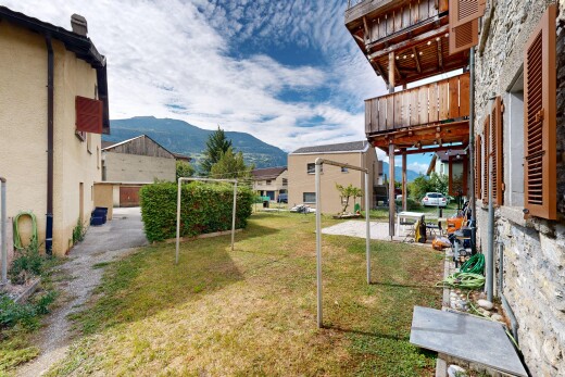 jardin avec pelouse, day time, mountain view, vue sur la montagne, et terrasse