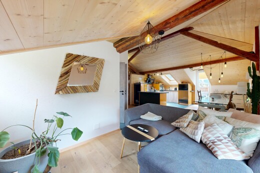 salon avec sol en finition bois, wood finish floor, inside property, plafond en bois, et wood ceiling