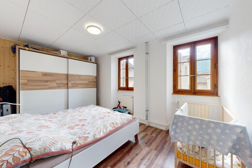 chambre avec lumière naturelle, natural light, sol en finition bois, wood finish floor, et inside property