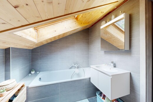 salle de bains avec mur en carrelage, tile wall, lavabo (ou coiffeuse selon le contexte), salle de bain complète, et bain