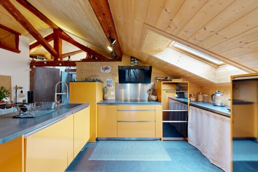 cuisine avec plafond en bois, wood ceiling, évier, inside property, et plafond voûté