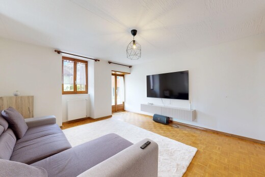 salon avec parquet floor, drywall, cloison sèche, inside property, et wood finish floor