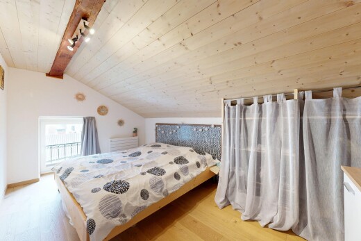 chambre avec track lighting, éclairage sur rail, beamed ceiling, plafond à poutres, et wood ceiling