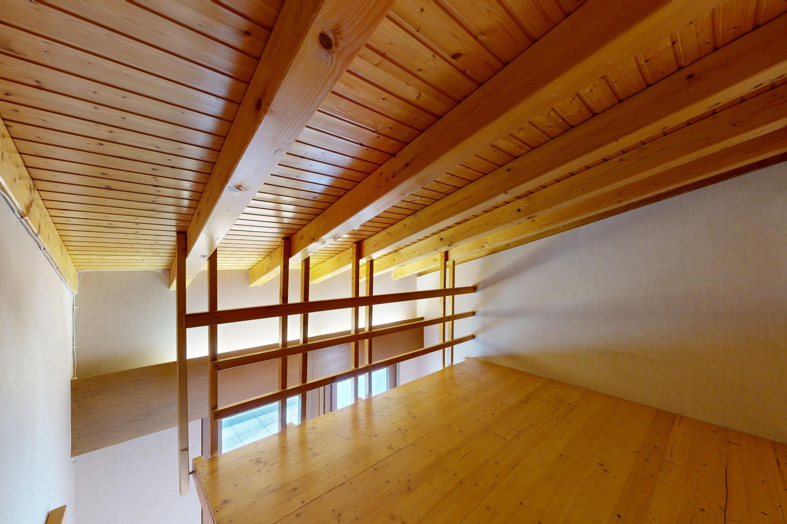leerer raum mit balkendecke, beamed ceiling, inside property, holzfußboden, und wood finish floor