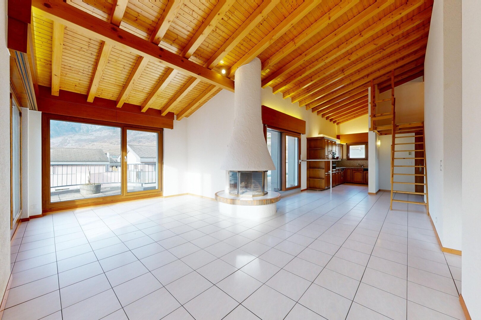 leerer raum mit natürliches licht, natural light, dachschräge, vaulted ceiling, und inside property