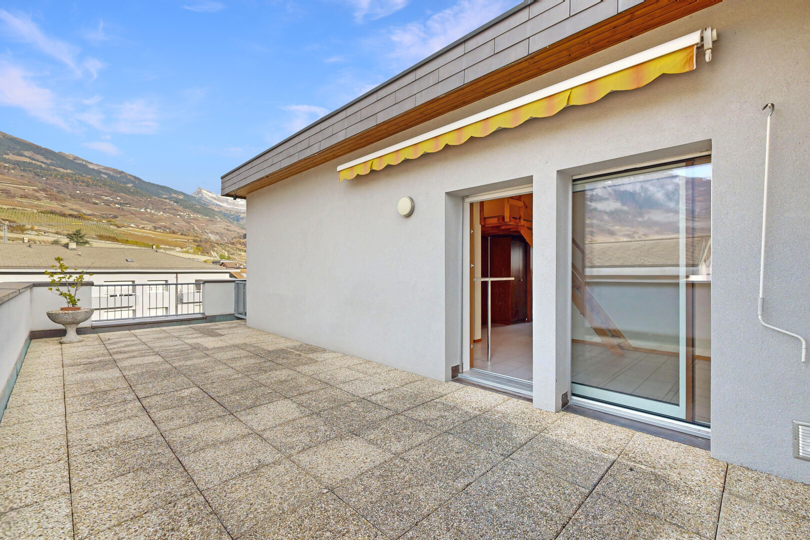 terrasse mit terrasse, day time, from property, markise, und blick auf die berge