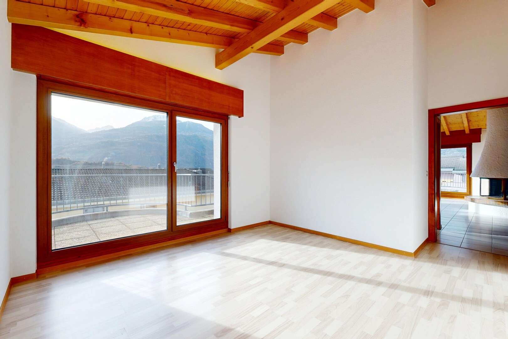 leerer raum mit dachschräge, vaulted ceiling, natürliches licht, natural light, und inside property