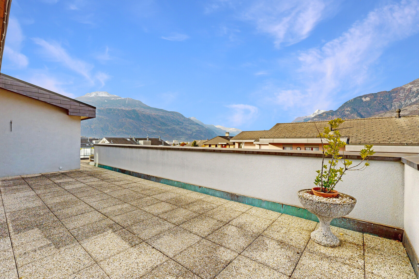 terrasse mit terrasse, from property, blick auf die berge, mountain view, und day time