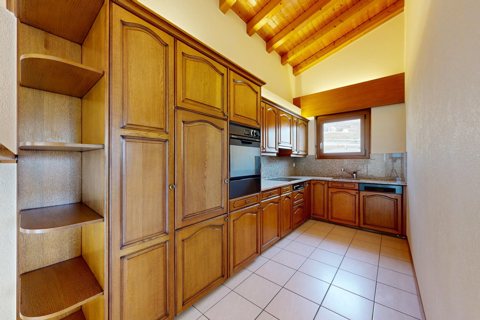 küche mit offene regale, dachschräge, vaulted ceiling, bogenförmige schränke, und holzdecke