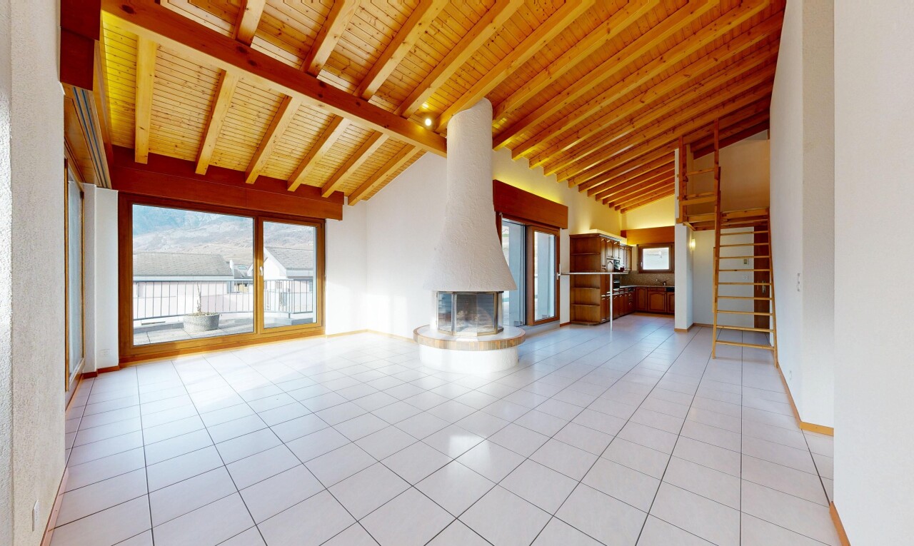 leerer raum mit natürliches licht, natural light, dachschräge, vaulted ceiling, und inside property
