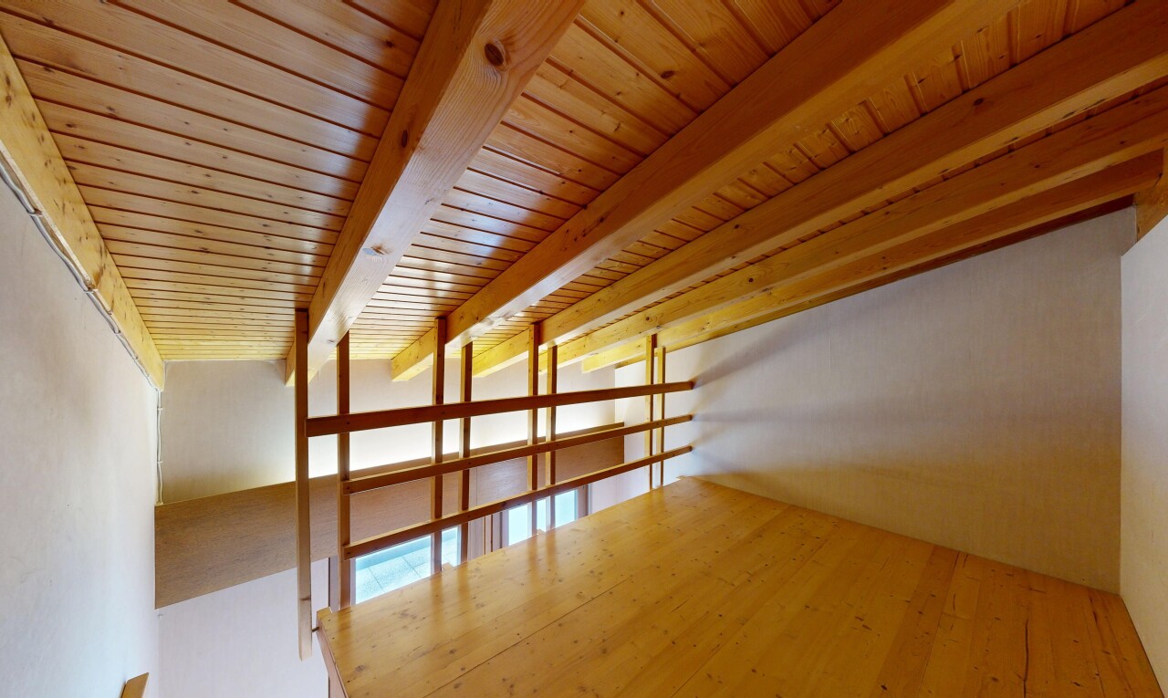 leerer raum mit balkendecke, beamed ceiling, inside property, holzfußboden, und wood finish floor